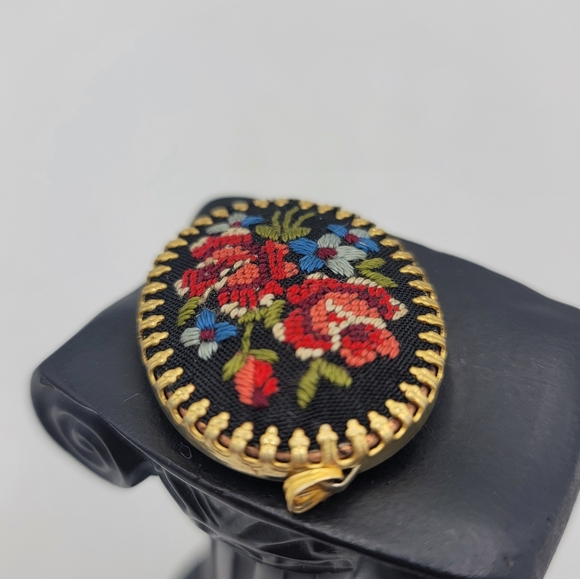 Rose Petit Point Floral Pendant Black Gold Oval Embroidered Jewelry 70s Vintage - Picture 5 of 10